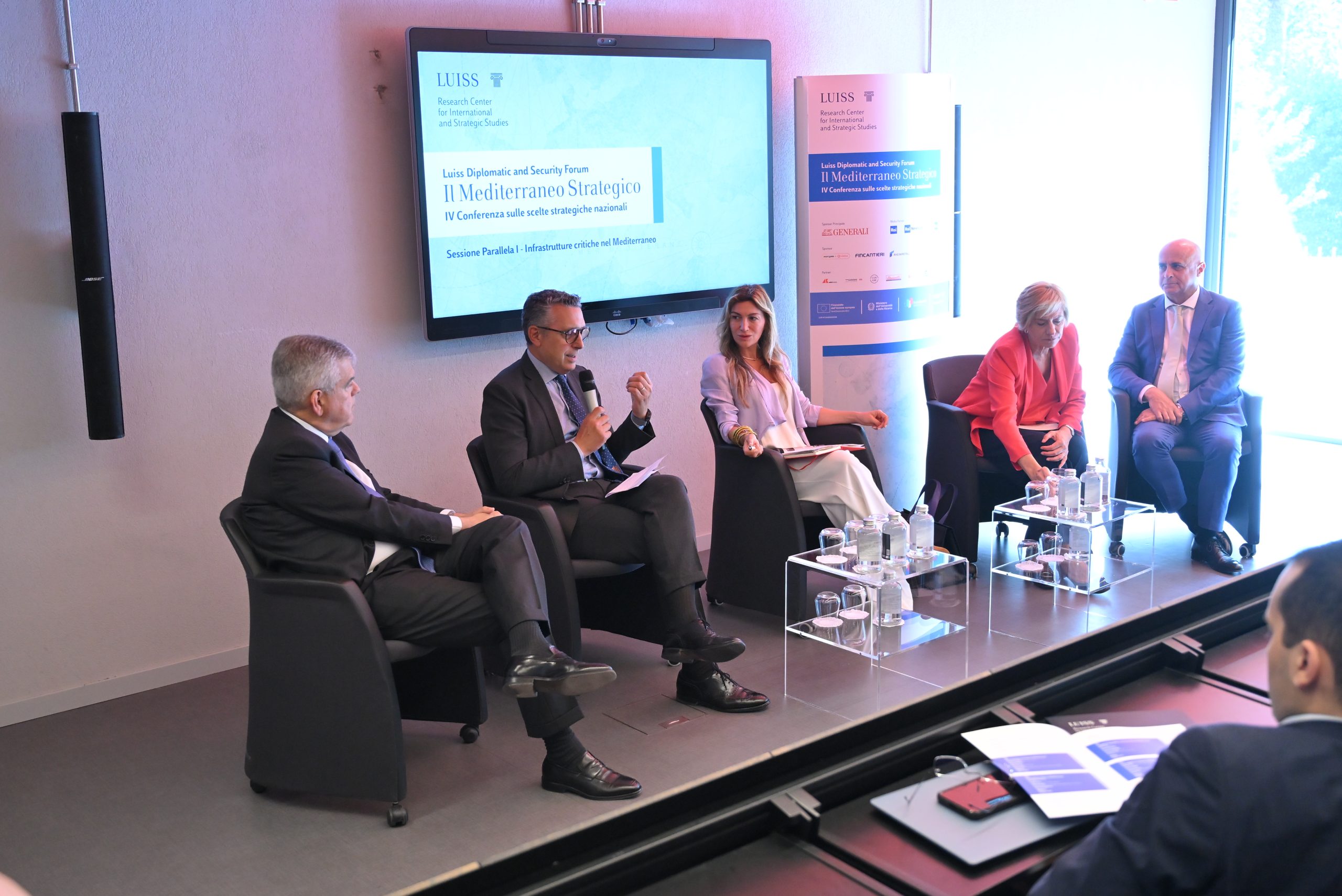 Un panel che include Luigi Ferraris, Enrico Maria Bagnasco, Ilaria Tani, Roberta Pinotti e Alessandro Zehentner
