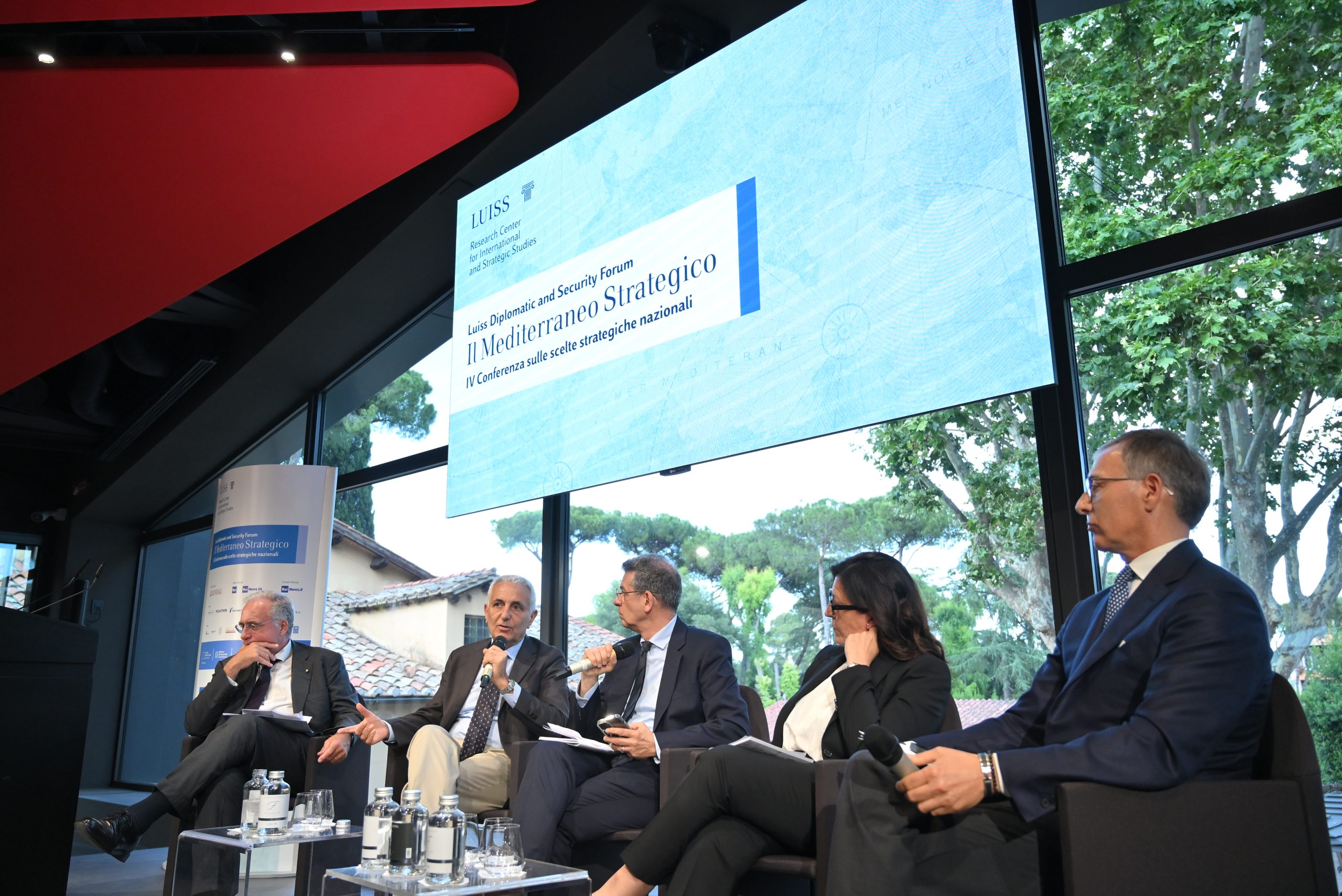 Un panel formato da Paolo Ciocca, Gaetano Quagliariello (ritratto durante un intervento), Enrico Maria Bagnasco, Elisabetta Trenta e Alessandro Ercolani
