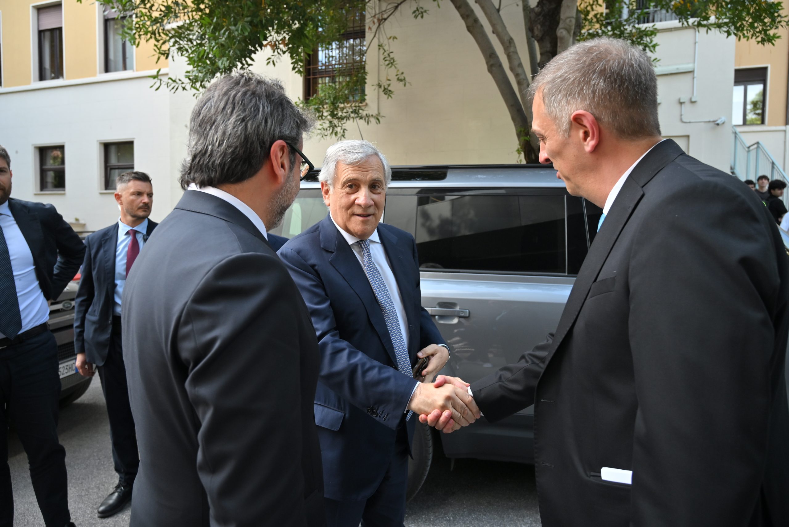 Il rettore Paolo Boccardelli e il professor Raffaele Marchetti accologono il Ministro Antonio Tajani