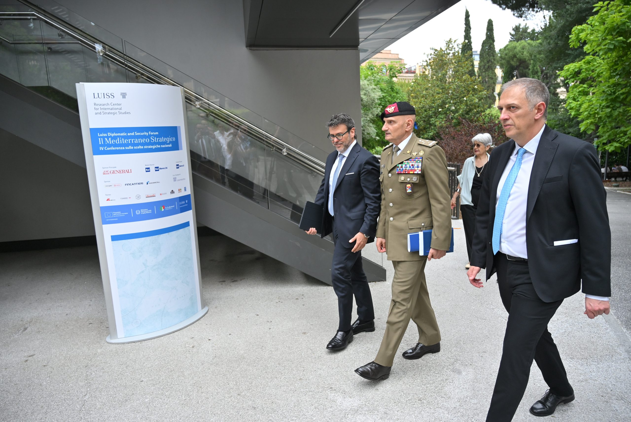 Il rettore Boccardelli, il generale Portolano e il professor Marchetti procedono verso la conferenza