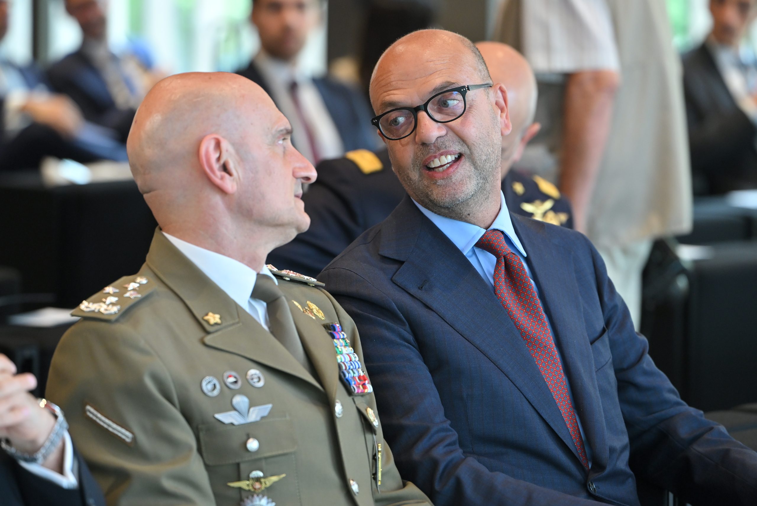 Un momento di dialogo tra il Generale Luciano Portolano e l'ex Ministro Angelino Alfano, presidente CISS